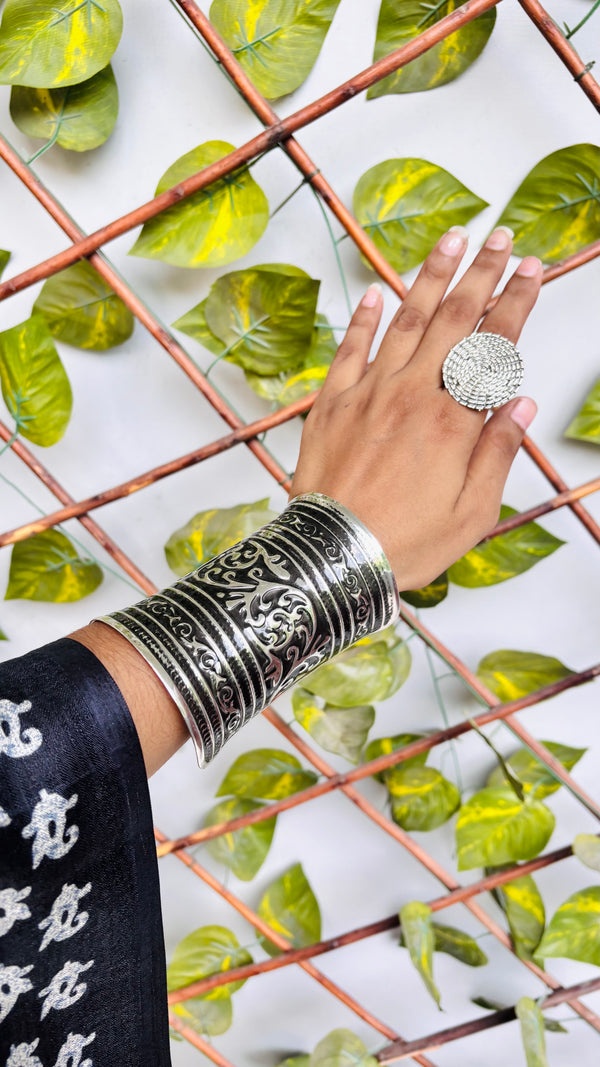 Safar Free Sized Adjustable Hand Cuff