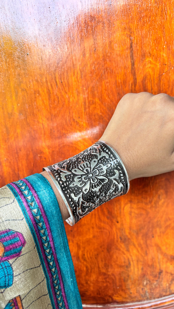 Nazuk Hold Free Sized Adjustable Hand Cuff