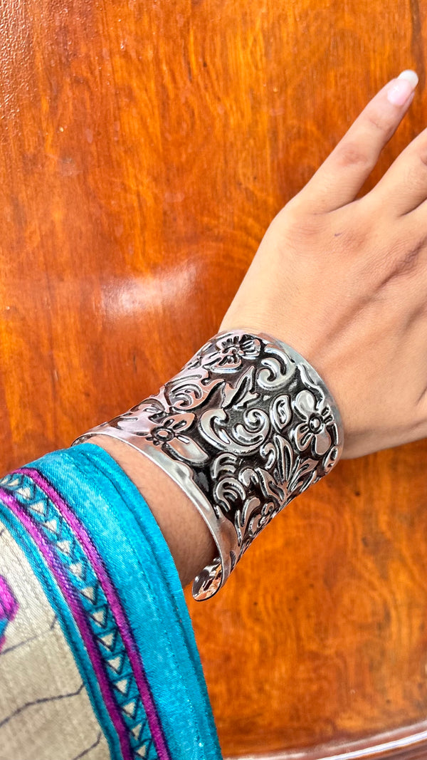 Desi Wraps Free Sized Adjustable Hand Cuff